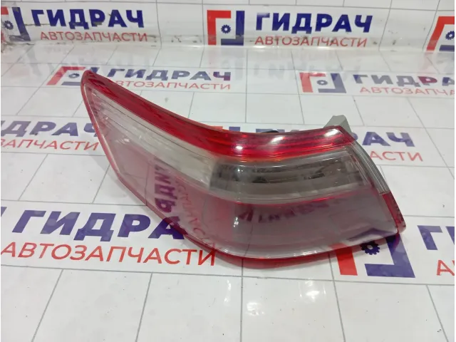 Фонарь задний наружный левый Toyota Camry 8156133470