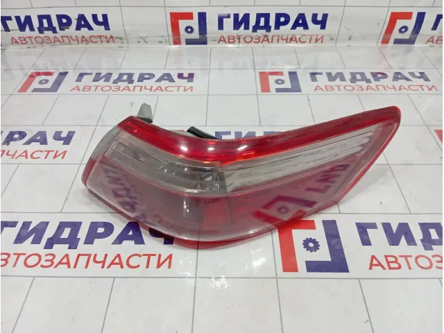 Фонарь задний наружный правый Toyota Camry 8155133350