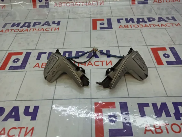 Блок кнопок в рулевое колесо Toyota Camry 8425033010