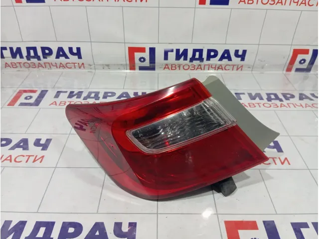Фонарь задний наружный левый Toyota Camry 8156133550