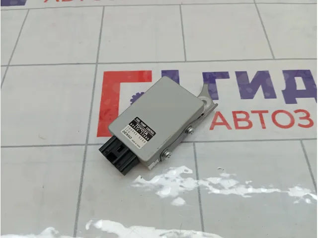 Блок управления топливным насосом Toyota Camry 8957033080
