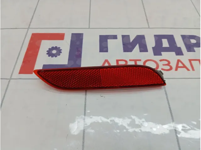 Отражатель в бампер задний правый Toyota Camry 8191033030