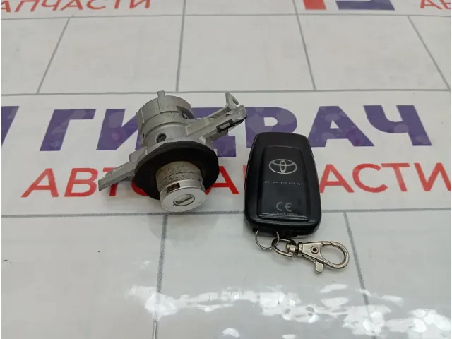 Ключ зажигания Toyota Camry 8990433620