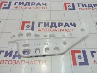 Кронштейн покрытия напольного правый Toyota Camry (XV70) 5854333110
