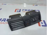 Дефлектор воздушный центральный Toyota Camry (XV40) 55660-33190-B0. Дефект дефлектора. С кнопкой аварийной остановки.