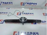 Накладка крышки багажника Toyota Camry (XV40) 76811-33170-C0. С камерой заднего вида.