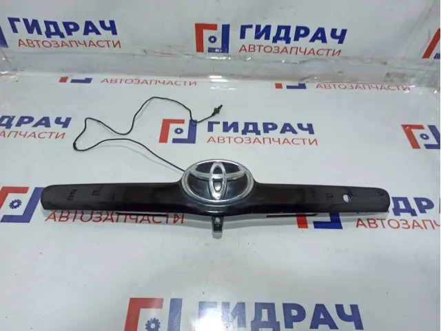 Накладка крышки багажника Toyota Camry (XV40) 76811-33170-C0. С камерой заднего вида.