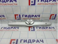 Накладка крышки багажника Toyota Camry (XV40) 76811-33170-B2