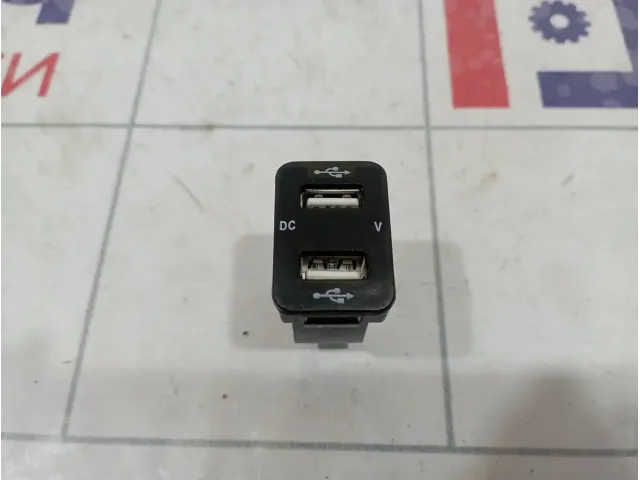 Разъем USB Toyota Corolla (E150)