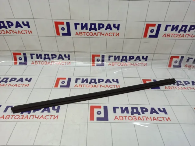 Уплотнитель стекла переднего правого Toyota Corolla (E150) 68171-12340