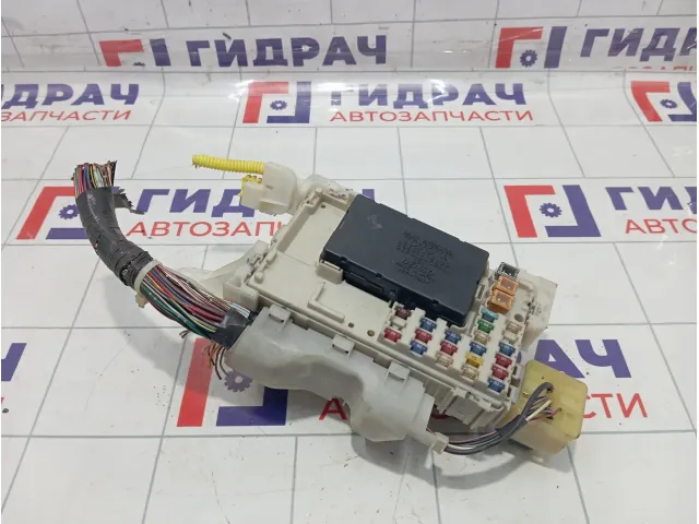 Блок предохранителей Toyota Corolla (E120) 8273012140