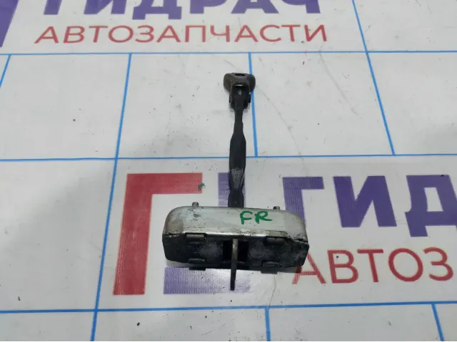 Ограничитель двери передний правый Toyota Corolla (E120) 68610-12170