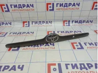 Накладка крышки багажника Toyota Corolla (E120) 76811-02070-B0