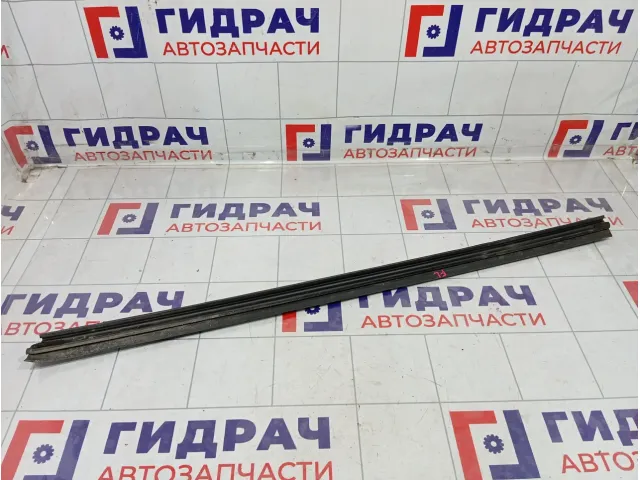 Уплотнитель стекла передний левый Toyota Corolla (E150) 6817212260