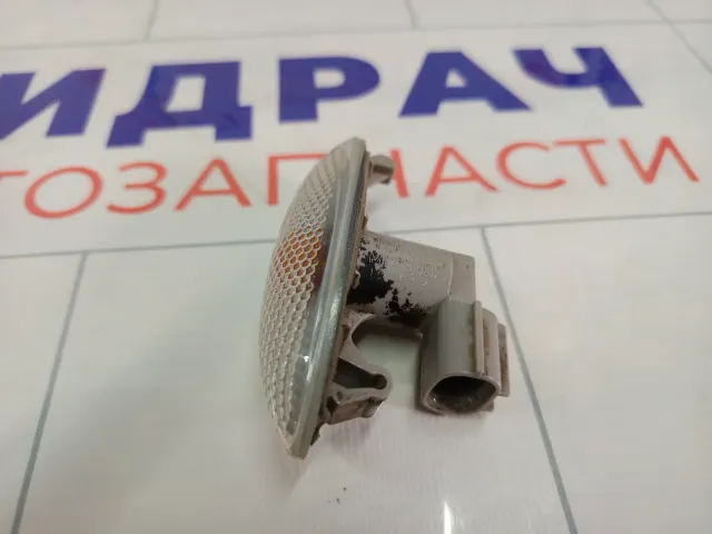 Повторитель на крыло Toyota Corolla 8173012240