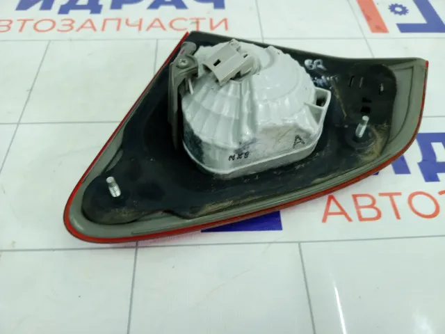 Фонарь задний внутренний правый Toyota Corolla 8158112110