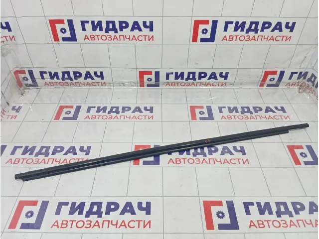 Накладка стекла переднего правого Toyota Corolla 7571002320