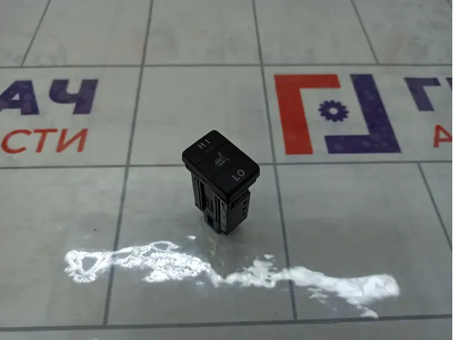 Кнопка обогрева сидений левая Toyota Corolla 8475112110