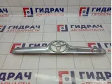 Накладка крышки багажника Toyota Corolla (E120) 76811-12620