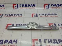 Накладка крышки багажника Toyota Corolla (E120) 76811-12620