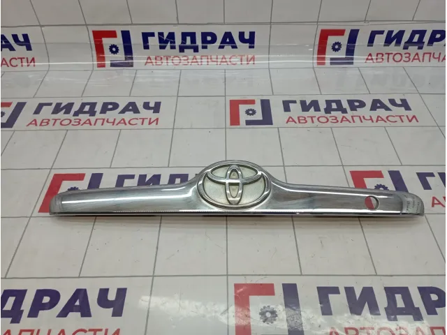 Накладка крышки багажника Toyota Corolla (E120) 76811-12620