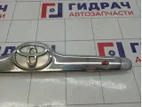 Накладка крышки багажника Toyota Corolla (E120) 76811-12620