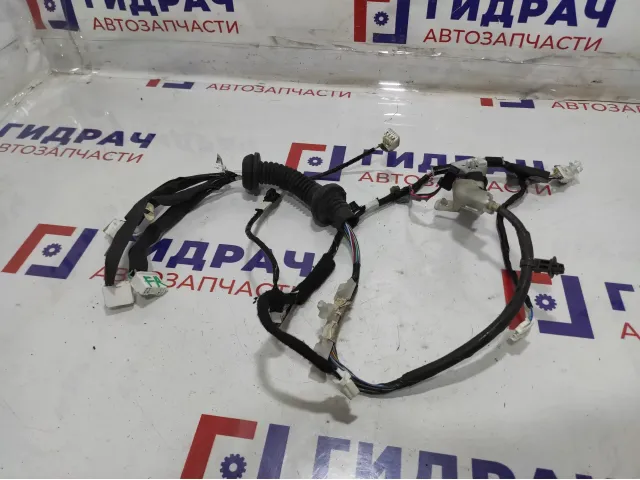 Проводка (коса) двери передней правой Toyota Corolla (E180) 82151-0Z660.