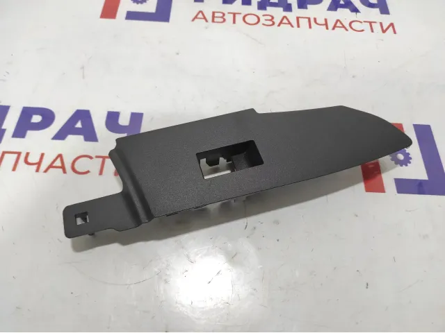 Накладка кнопки стеклоподъемника правая Toyota Corolla (E180) 74231-02D10.