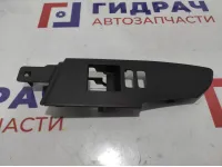 Накладка блока управления стеклоподъемниками Toyota Corolla (E180) 74232-02D70.