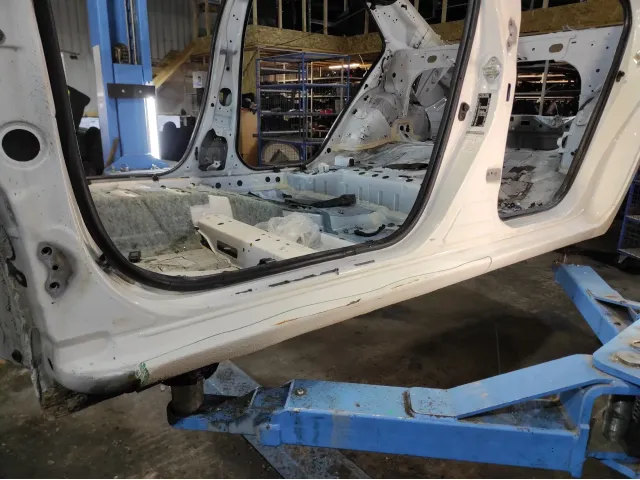 Порог со стойкой левый Toyota Corolla (E180) 61312-02270. Дефект.Ремонтировался.