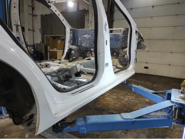 Порог со стойкой правый Toyota Corolla (E180) 61311-02280.