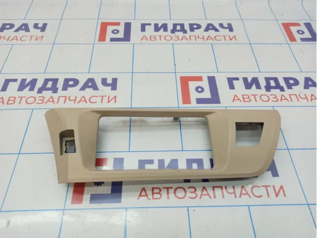Накладка центральной консоли Toyota Corolla (E180) 55405-02531-C2. Магнитолы. Потертость.