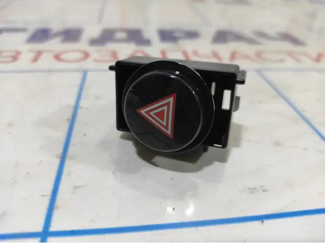 Кнопка аварийной сигнализации Toyota Corolla E18 8433202300.