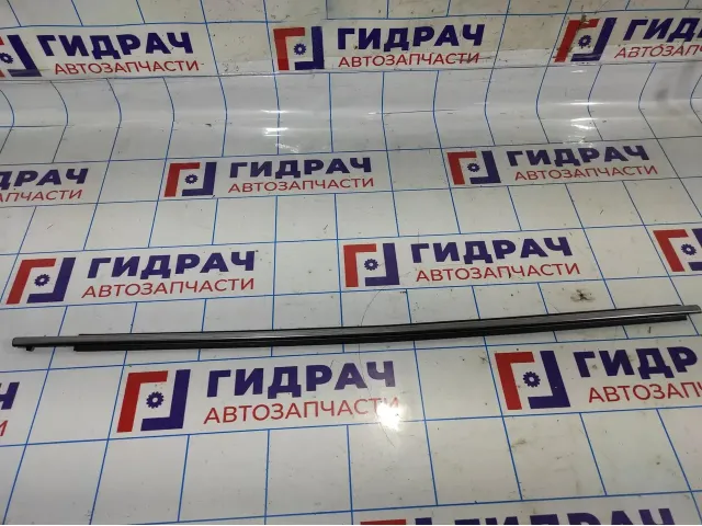 Накладка стекла переднего правого Toyota Corolla E18 .