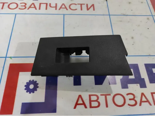Накладка кнопки стеклоподъемника заднего правого Toyota Corolla E18 7427102620C1.