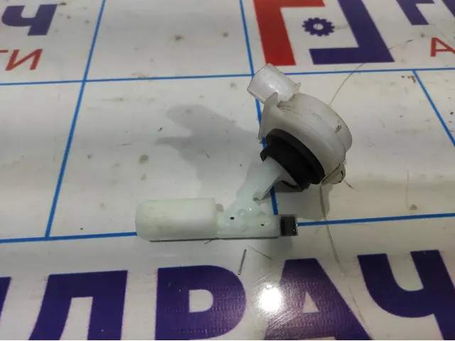 Датчик уровня в бачок омывателя Toyota Corolla E18 .