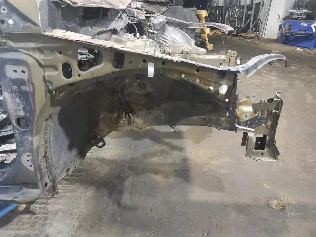 Лонжерон передний правый Toyota Corolla E18 5370102300.