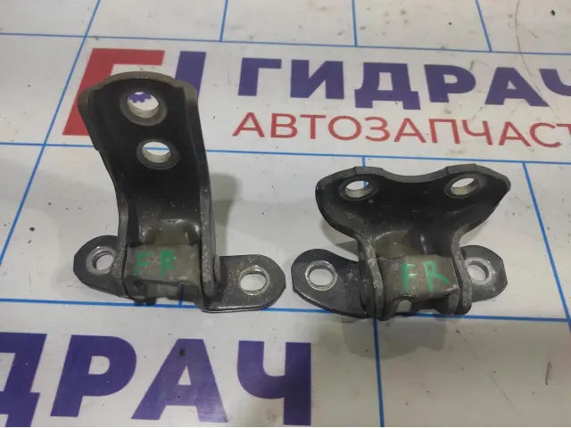 Петли двери передней правой Toyota Corolla E18 . Комплект.