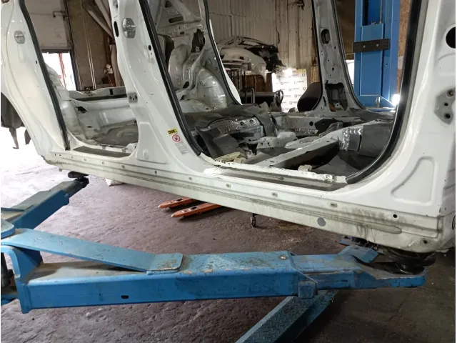 Порог со стойокой правый Toyota Corolla Verso (AR10)