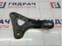 Кронштейн передней балки правый Toyota Corolla Verso (AR10) 52257-02020