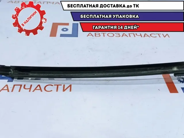 Направляющая стекла двери задней правой Toyota Estima 2 67407-28010.