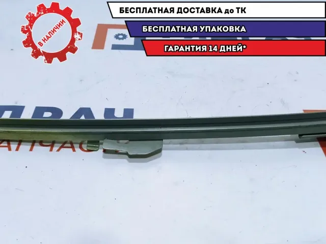 Направляющая стекла двери передней правой Toyota Estima 2 67403-28060.