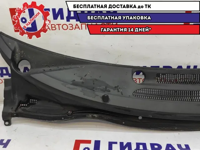 Решетка стеклоочистителя под лобовое стекло Toyota Estima 2 55708-28070. Правая часть.