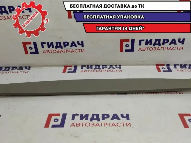 Обшивка двери багажника верхняя Toyota Estima 2 67687-28060-B0.