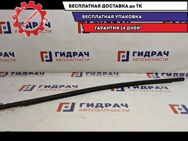 Уплотнитель задней левой двери внешний Toyota Estima 2 6816428020. Сломано крепление.