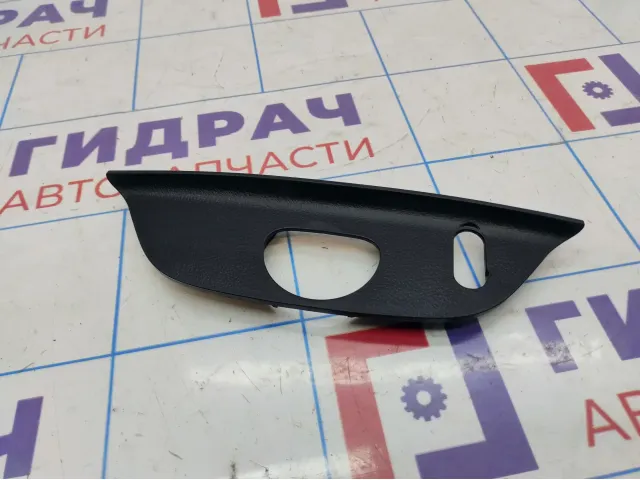 Накладка двери багажника Toyota Highlander 2 (XU40) 64798-48010-C0