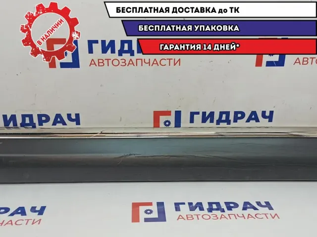 Накладка двери передней левой Toyota Highlander 2 75072-48070. Хром. Царапины.