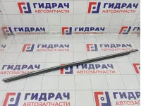 Накладка стекла переднего правого Toyota Highlander 7571048070