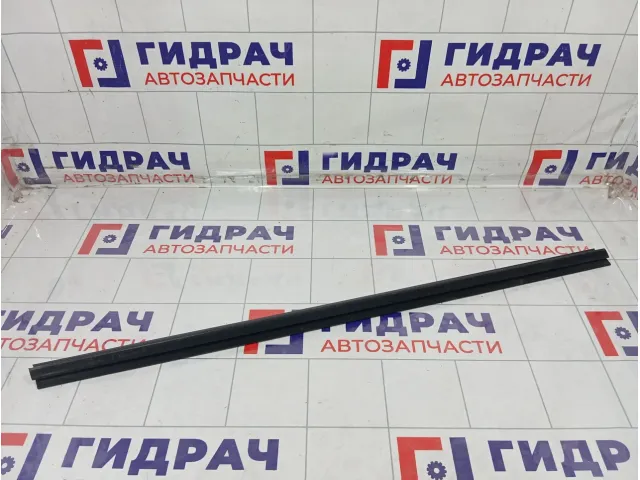 Уплотнитель стекла переднего правого Toyota Highlander 6817148040