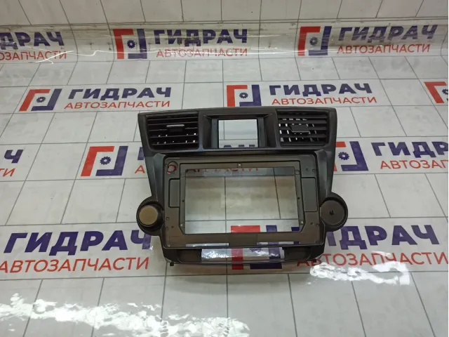 Рамка магнитолы под андройд Toyota Highlander
